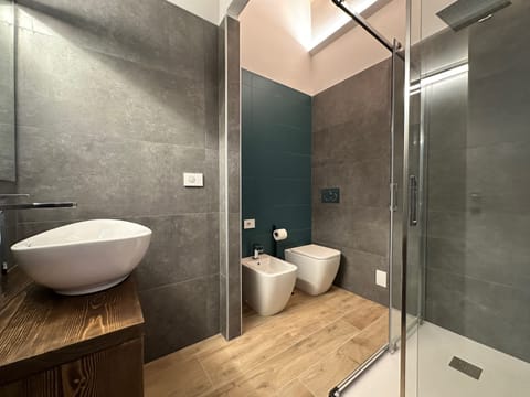 Deluxe Double Room, Sea View, Annex Building | Bathroom | Shower, free toiletries, hair dryer, bidet