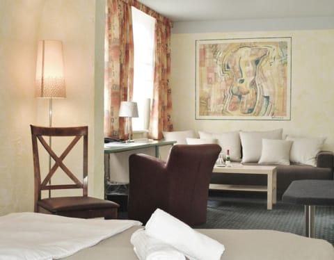 Pillowtop beds, in-room safe, desk, free cribs/infant beds