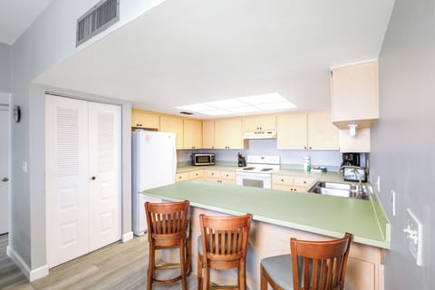 Gulf Front 3 bedroom (AS-E) | Private kitchen | Full-size fridge, microwave, oven, stovetop