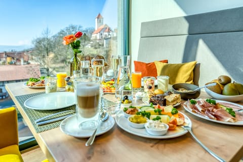 Daily continental breakfast (EUR 15 per person)