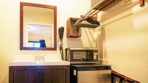 Deluxe Room, 1 Queen Bed | Bathroom sink