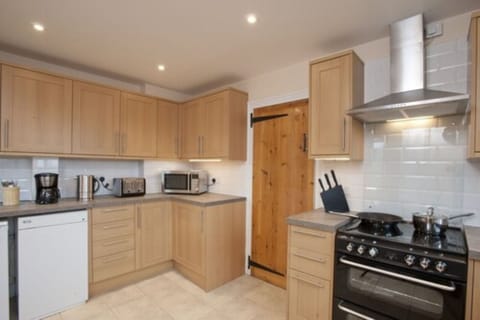 Cottage | Private kitchen | Coffee/tea maker, electric kettle