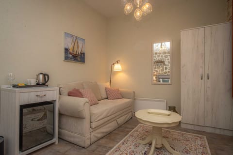 Deluxe Room, 1 King Bed with Sofa bed | Individually decorated, individually furnished, desk, blackout drapes