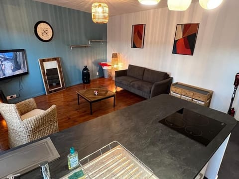 Classic Cottage, City View | Living area