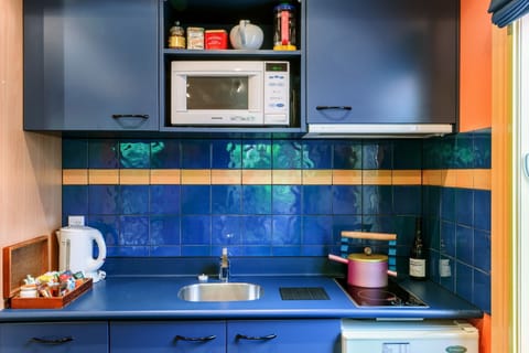 Palm Garden Suites | Private kitchenette | Coffee/tea maker, electric kettle