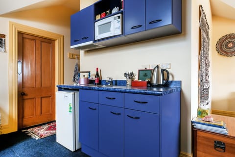 Penthouse | Private kitchenette | Coffee/tea maker, electric kettle