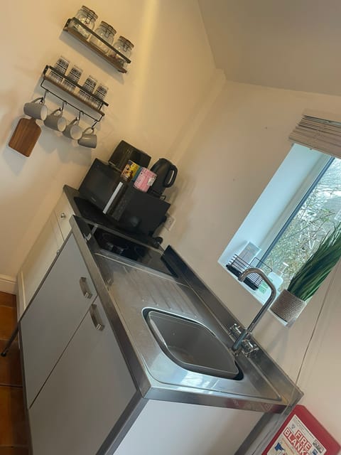 Cottage, 1 King Bed with Sofa bed | Private kitchen | Electric kettle