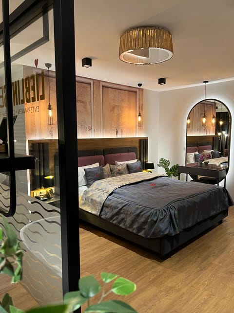 Junior Room, 1 Queen Bed, Non Smoking, Ensuite | In-room safe, desk, laptop workspace, blackout drapes