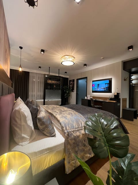 Junior Room, 1 Queen Bed, Non Smoking, Ensuite | In-room safe, desk, laptop workspace, blackout drapes