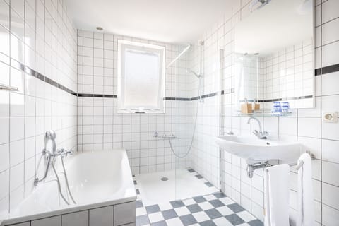 Comfort Double Room | Bathroom | Shower, free toiletries, hair dryer, towels
