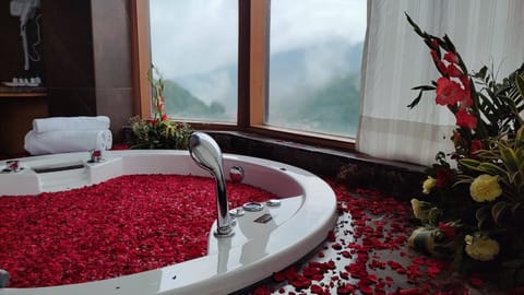 Queen Jacuzzi Suite | Bathroom | Separate tub and shower, rainfall showerhead, free toiletries