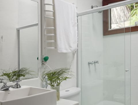 Standard Double Room | Bathroom | Free toiletries, towels