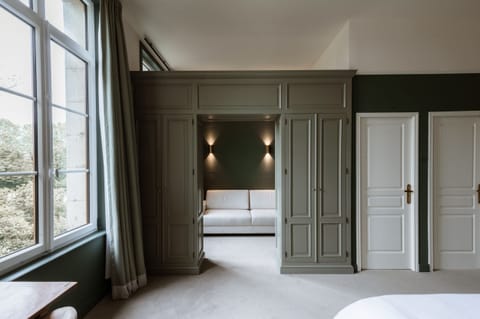 Desk, laptop workspace, free WiFi, bed sheets