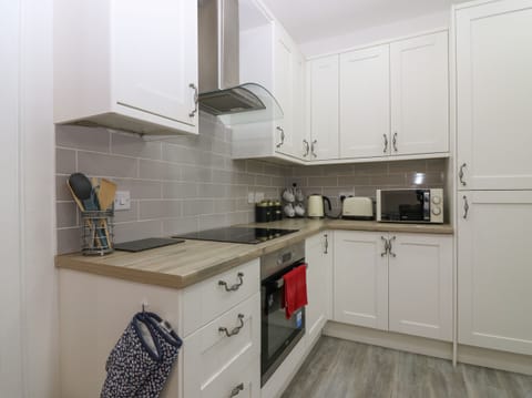 Cottage | Private kitchen | Fridge, dishwasher, electric kettle, toaster