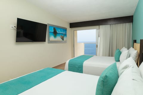 Luxury Studio | Minibar, in-room safe, individually furnished, blackout drapes