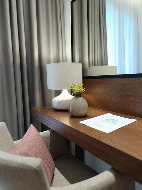 Premium bedding, desk, soundproofing, free WiFi