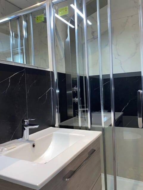 Combined shower/tub, free toiletries, hair dryer, towels