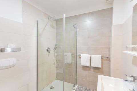 Classic Double Room | Bathroom | Shower, free toiletries, hair dryer, towels