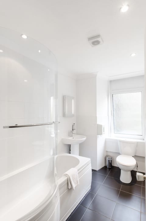 Triple Room | Bathroom | Shower, hair dryer, towels