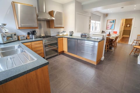 Cottage | Private kitchen | Fridge, dishwasher, cookware/dishes/utensils