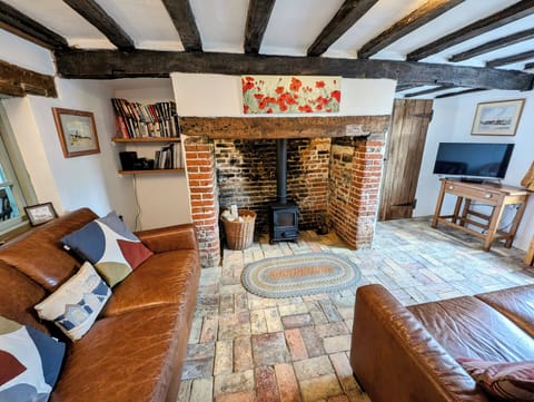 Cottage | Living area | Fireplace, DVD player