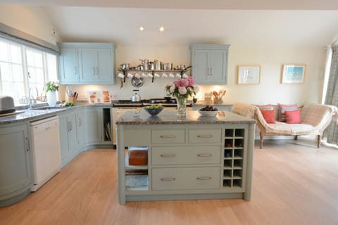 Fridge, dishwasher, cookware/dishes/utensils