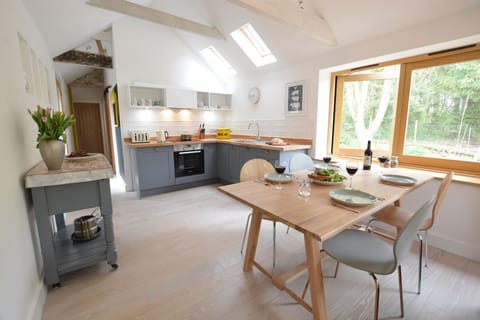 Fridge, dishwasher, cookware/dishes/utensils