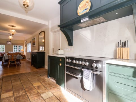 Fridge, cookware/dishes/utensils