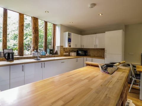 Cottage | Private kitchen | Fridge, dishwasher, cookware/dishes/utensils