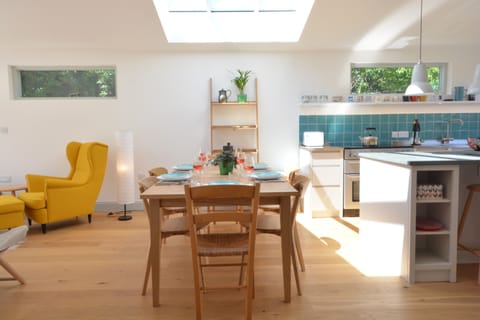 Fridge, cookware/dishes/utensils