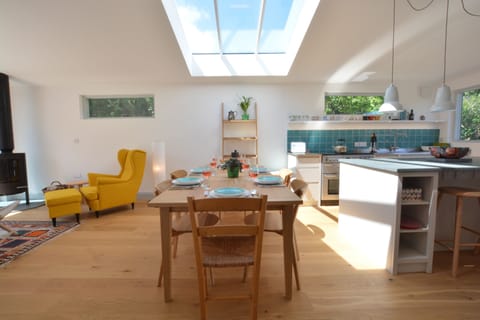 Fridge, cookware/dishes/utensils