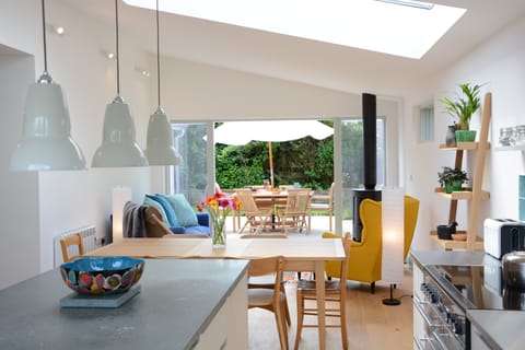 Fridge, cookware/dishes/utensils