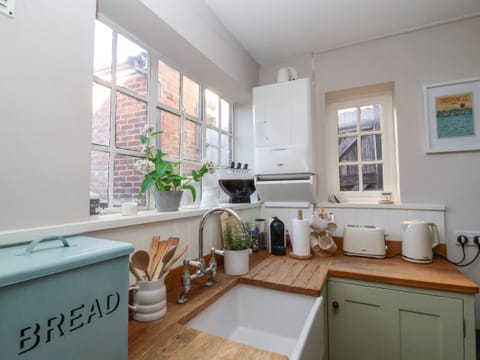 Cottage | Private kitchen | Fridge, dishwasher, cookware/dishes/utensils