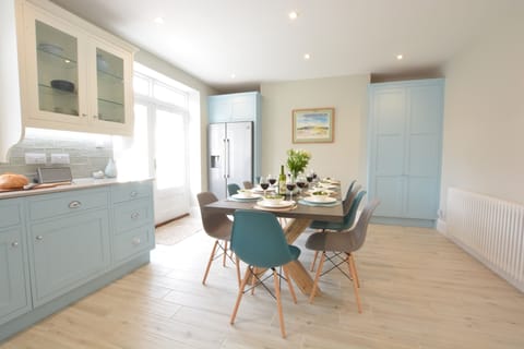 Fridge, cookware/dishes/utensils