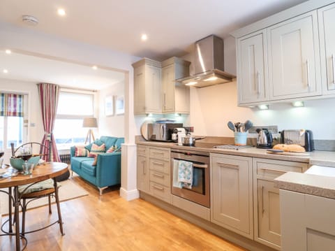 Cottage | Private kitchen | Fridge, dishwasher, cookware/dishes/utensils