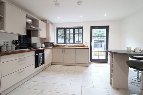 Cottage | Private kitchen | Fridge, dishwasher, cookware/dishes/utensils