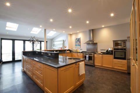 Cottage | Private kitchen | Fridge, dishwasher, electric kettle, toaster