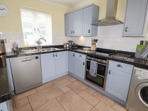 Cottage | Private kitchen | Fridge, dishwasher, cookware/dishes/utensils