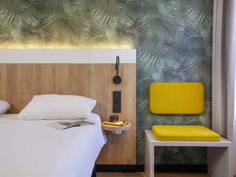 Premium bedding, in-room safe, desk, iron/ironing board