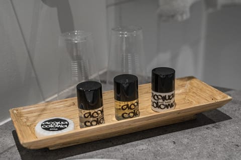 Combined shower/tub, free toiletries, hair dryer, towels