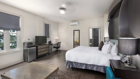 King Bed Gulf View | Premium bedding, in-room safe, desk, iron/ironing board