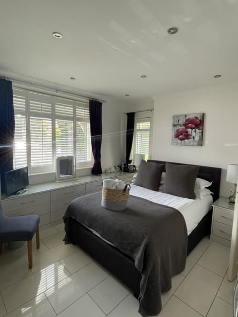 Basic Double Room, Ensuite (GroundFloor-Small Ensuite)