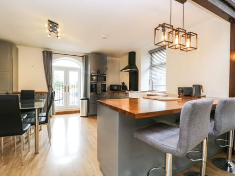 Cottage | Private kitchen | Fridge, dishwasher, electric kettle, toaster