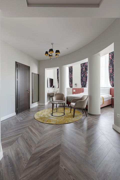 Deluxe Room | Hypo-allergenic bedding, minibar, in-room safe, desk