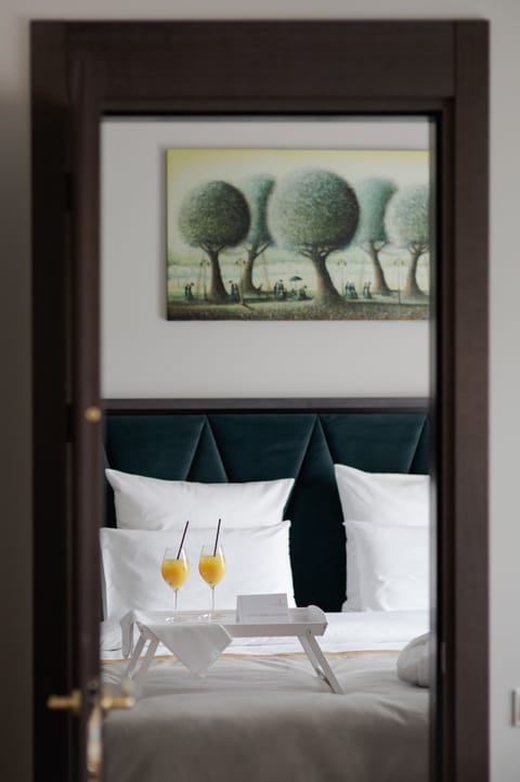 Executive Room | Hypo-allergenic bedding, minibar, in-room safe, desk