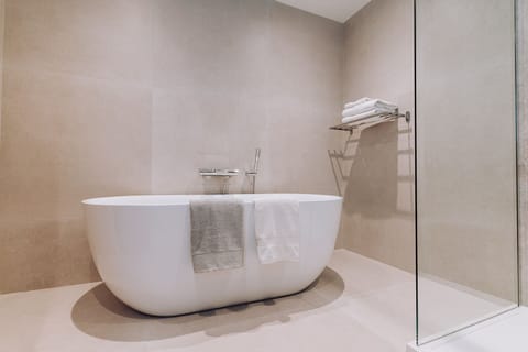 Deluxe Double Room, Accessible, Ensuite | Bathroom