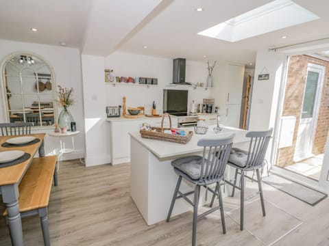 Cottage | Private kitchen | Fridge, dishwasher, electric kettle, toaster