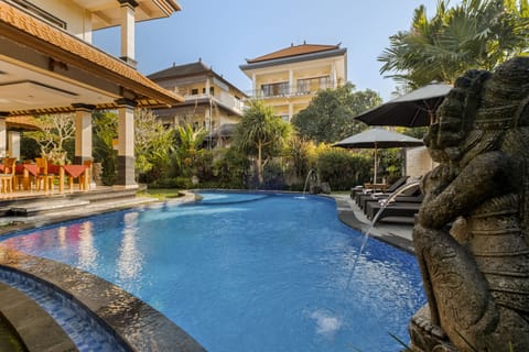 2 outdoor pools, sun loungers