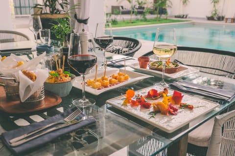 2 restaurants; breakfast, lunch, and dinner served