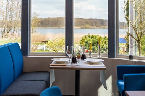 Breakfast, dinner served; international cuisine, ocean views 